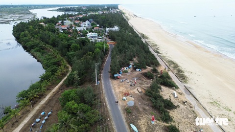 Họa sĩ về làng bích họa Tam Thanh vẽ thêm tranh tường- Ảnh 14. Làng nghệ thuật cộng đồng Tam Thanh nằm bên biển - Ảnh: LÊ TRUNG