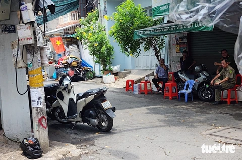 Tạt axit vào bàn nhậu khiến 1 người chết, 7 người bị thương- Ảnh 2. Trưa 23-5, lực lượng chức năng vẫn đang phong tỏa trước dãy trọ để điều tra nguyên nhân - Ảnh: MINH HÒA