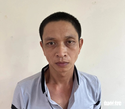 Cởi áo để trùm đầu rồi trèo vào cửa hàng Điện Máy Xanh trộm 8 điện thoại- Ảnh 2. Bị can Phan Văn Dực lúc bị bắt - Ảnh: Công an cung cấp