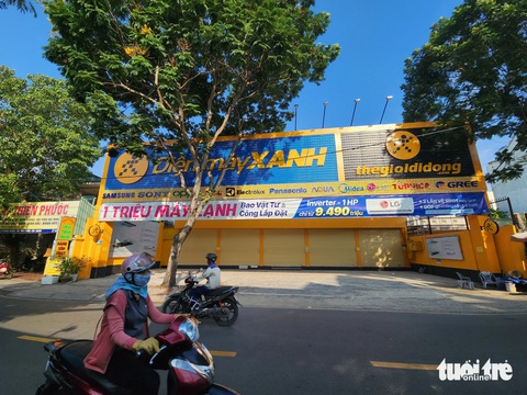 Cởi áo để trùm đầu rồi trèo vào cửa hàng Điện Máy Xanh trộm 8 điện thoại- Ảnh 3. Cửa hàng Điện Máy Xanh bị trộm - Ảnh: MINH HÒA