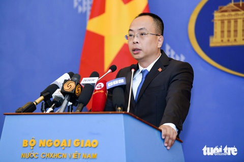 Việt Nam lên tiếng vụ Hải cảnh Trung Quốc có thể giam người không qua xét xử- Ảnh 1. Phó phát ngôn Bộ Ngoại giao Đoàn Khắc Việt tại cuộc họp báo ngày 23-5 - Ảnh: NAM TRẦN