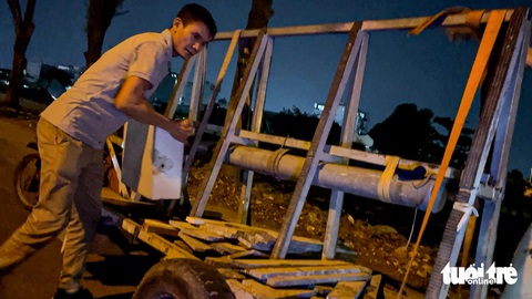Những bãi rác 'dân sinh' lộ thiên ở TP.HCM: Bao giờ cho đến thành phố văn minh?- Ảnh 1. Người dân thản nhiên vứt rác trên đường CN1, hướng Lê Trọng Tấn đi Khu công nghiệp Tân Bình - Ảnh: LÊ PHAN