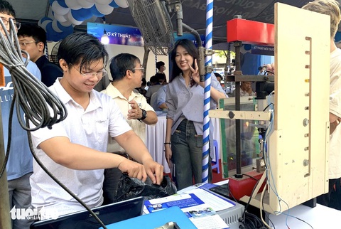 Trường nào đạt doanh thu ngàn tỉ cao nhất Đại học Quốc gia TP.HCM?- Ảnh 1. Trường đại học Bách khoa (Đại học Quốc gia TP.HCM) hiện là trường có doanh thu lớn nhất trong khối đại học này. Trong ảnh: Học sinh tìm hiểu ngành học của Trường đại học Bách khoa tại Ngày hội tư vấn tuyển sinh - hướng nghiệp 2024 - Ảnh: TRẦN HUỲNH