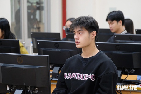 Thí sinh xét tuyển tài năng vào Đại học Bách khoa Hà Nội tăng gần 2 lần- Ảnh 1. Thí sinh tham dự kỳ thi đánh giá tư duy của Đại học Bách khoa Hà Nội - Ảnh: NGUYÊN BẢO