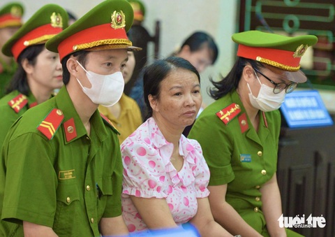 Người thân mẹ nữ sinh giao gà ở Điện Biên lên Hà Nội gửi đơn kêu cứu- Ảnh 1. Bà Trần Thị Hiền (mẹ nữ sinh giao gà ở Điện Biên) trong phiên tòa phúc thẩm hồi tháng 4 - Ảnh: DANH TRỌNG