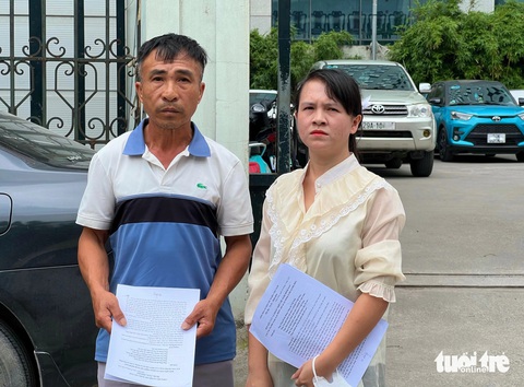 Người thân mẹ nữ sinh giao gà ở Điện Biên lên Hà Nội gửi đơn kêu cứu- Ảnh 2. Ông Cao Văn Hường, chị Cao Thảo Loan (chồng và con gái của mẹ nữ sinh giao gà) đi gửi đơn thư kêu cứu đến các cơ quan có thẩm quyền - Ảnh: DANH TRỌNG