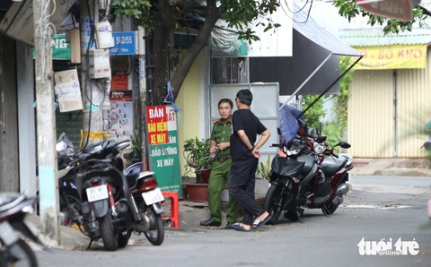 Vụ tạt axit vào bàn nhậu: Bạn nhậu vẫn không hiểu tại sao- Ảnh 1. Lực lượng chức năng có mặt khám nghiệm hiện trường, lấy lời khai những người liên quan để điều tra - Ảnh: MINH HÒA