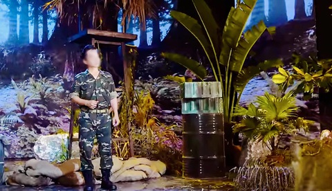 Bộ trang phục được khán giả cho rằng nhạy cảm khi mặc biểu diễn - Ảnh chụp màn hình Bộ trang phục được khán giả cho rằng nhạy cảm khi mặc biểu diễn - Ảnh chụp màn hình