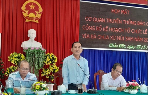 Đảm bảo an toàn cho du khách dự lễ hội Vía Bà Chúa Xứ- Ảnh 1. Ông Trần Quốc Tuấn - phó chủ tịch UBND TP Châu Đốc - thông tin lễ hội Vía Bà Chúa Xứ núi Sam năm 2024 - Ảnh: CHÍ HẠNH