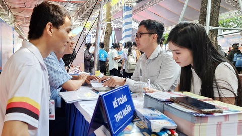 Lừa đảo qua mạng: Vẫn đủ chiêu 'việc nhẹ lương cao'- Ảnh 1. Tìm việc cần đến nơi có thông tin tuyển dụng rõ ràng, làm gì có việc nào là “việc nhẹ lương cao” - Ảnh: C.TRIỆU