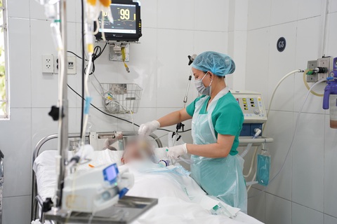 5 người chuyển đến Bệnh viện Chợ Rẫy sau khi bị tạt axit vào bàn nhậu, 1 người tiên lượng xấu- Ảnh 1. Nam bệnh nhân (sinh 1986, quê Long An) trong vụ tạt axit vào bàn nhậu đang nằm điều trị tại khoa phỏng và phẫu thuật tạo hình Bệnh viện Chợ Rẫy, với tiên lượng nặng - Ảnh: Bệnh viện cung cấp