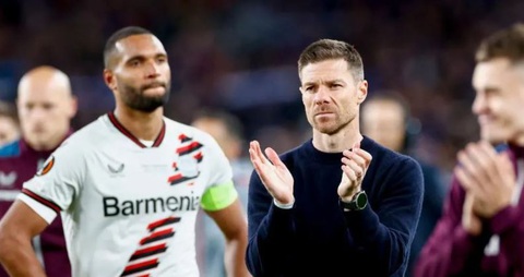 HLV Alonso: Leverkusen đã có một đêm tồi tệ- Ảnh 1. Khuôn mặt buồn rười rượi của HLV Alonso sau thất bại ở chung kết Europa League - Ảnh: Getty