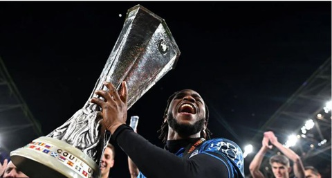Ademola Lookman: Cậu bé không nhà 'kết liễu' giấc mộng của Leverkusen- Ảnh 1. Ademola Lookman với chức vô địch Europa League cùng Atalanta - Ảnh: Getty