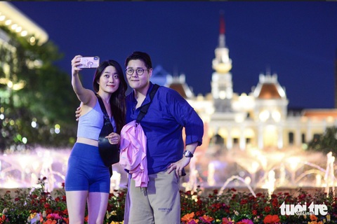 Du khách Hàn Quốc chụp hình lưu niệm trên phố đi bộ Nguyễn Huệ - Ảnh: QUANG ĐỊNH Du khách Hàn Quốc chụp hình lưu niệm trên phố đi bộ Nguyễn Huệ - Ảnh: QUANG ĐỊNH