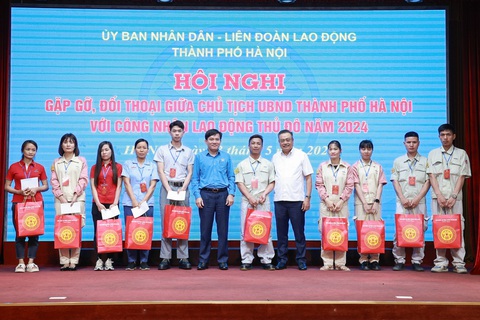 UBND TP Hà Nội trao 50 suất quà cho công nhân lao động có hoàn cảnh khó khăn - Ảnh: HẢI NGUYỄN UBND TP Hà Nội trao 50 suất quà cho công nhân lao động có hoàn cảnh khó khăn - Ảnh: HẢI NGUYỄN