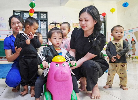 Cô giáo cắm bản trên đỉnh mù sương- Ảnh 1. Cô Lường Thị Duyên (bên phải) và cô Sủng Thị Sua (bìa trái) vui chơi cùng các con trong lớp học - Ảnh: HÀ THANH
