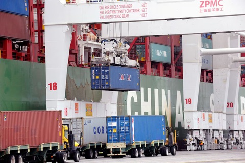 Cảng container ở Long Beach, California, Mỹ - Ảnh: REUTERS Cảng container ở Long Beach, California, Mỹ - Ảnh: REUTERS