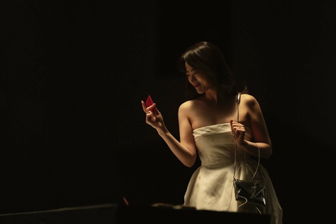 Cô may mắn bốc được căn phòng số 8 cao nhất. Từ đó được gọi là Song Se Ra (Chun Woo Hee thủ vai) may mắn bốc được căn phòng số 8 cao nhất. Từ đó được gọi là
