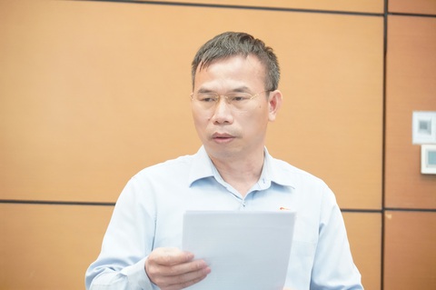 'Có những việc trước đây quyết mà giờ không dám quyết, cứ hỏi cấp trên'- Ảnh 1. Ông Đồng Ngọc Ba (đại biểu đoàn Bình Định) nêu những bất cập trong sắp xếp vị trí việc làm - Ảnh: N.AN
