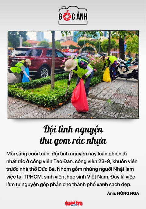 Tin tức sáng 24-5: Rao bán nhiều khoản nợ thế chấp bằng bất động sản ở Hội An- Ảnh 8. Đội tình nguyện thu gom rác nhựa - Ảnh: HỒNG NGA
