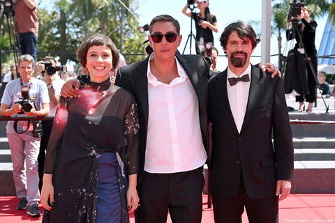 Đạo diễn Miguel Gomez ra mắt phim tại Cannes - Ảnh: Getty Đạo diễn Miguel Gomez (giữa) ra mắt phim tại Cannes - Ảnh: Getty