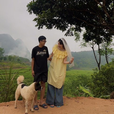 Mang khăn voan đi phượt 17 tỉnh thành, được bạn trai cầu hôn luôn- Ảnh 3. Đôi bạn trẻ chụp cùng nhau rất nhiều bộ hình dễ thương trong suốt chặng đường - Ảnh: NVCC