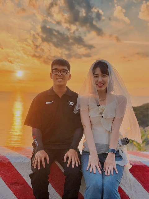 Mang khăn voan đi phượt 17 tỉnh thành, được bạn trai cầu hôn luôn- Ảnh 5. Cặp đôi cùng dừng chân tại một số địa điểm để thăm bạn bè và những nơi mà cả hai chưa từng dừng ở những chuyến đi trước đó - Ảnh: NVCC