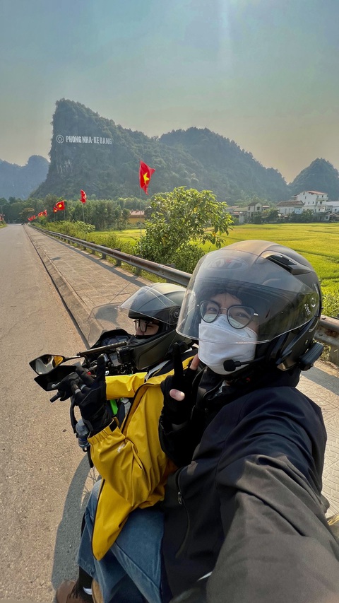 Mang khăn voan đi phượt 17 tỉnh thành, được bạn trai cầu hôn luôn- Ảnh 7. Uyên phải đặt rất nhiều niềm tin khi ngồi yên sau xe máy của người yêu, Nam nhận định - Ảnh: NVCC