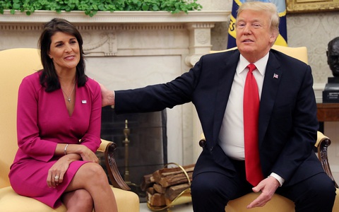 Bà Nikki Haley chọn ông Trump, chỉ trích ông Biden là 'thảm họa'- Ảnh 1. Bà Nikki Haley và ông Donald Trump trong ảnh chụp tại Nhà Trắng năm 2018 - Ảnh: REUTERS