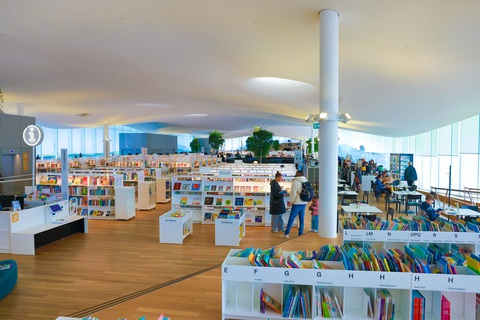 Ngắm Helsinki trong những gam màu ấm áp và rực rỡ ngày cuối xuân- Ảnh 9. Bên trong Thư viện Quốc gia tại Helsinki - Ảnh: NGÔ TRẦN HẢI AN