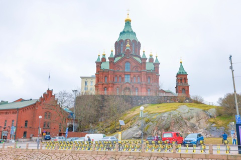 Ngắm Helsinki trong những gam màu ấm áp và rực rỡ ngày cuối xuân- Ảnh 1. Thánh đường Uspenski 156 năm tuổi của Dòng Chính thống giáo nằm trên bán đảo Katajanokka. Thánh đường gây ấn tượng với tường bao đỏ rực và mái xanh nổi bật. Thánh đường được xây dựng từ 700.000 viên gạch của pháo đài Bomarsund đã bị hủy trong cuộc chiến trên bán đảo Crimea - Ảnh: NGÔ TRẦN HẢI AN