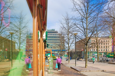 Ngắm Helsinki trong những gam màu ấm áp và rực rỡ ngày cuối xuân- Ảnh 12. Ánh nắng hiếm hoi trên một góc phố xinh đẹp - Ảnh: NGÔ TRẦN HẢI AN