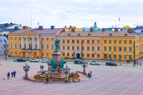 Ngắm Helsinki trong những gam màu ấm áp và rực rỡ ngày cuối xuân- Ảnh 10. Quảng trường Senate yên bình nổi bật với màu cam của các công trình kiến trúc ở thủ đô Helsinki - Ảnh: NGÔ TRẦN HẢI AN