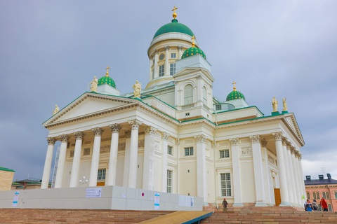 Ngắm Helsinki trong những gam màu ấm áp và rực rỡ ngày cuối xuân- Ảnh 6. Nhà thờ Trắng mang âm hưởng của kiến trúc Hy Lạp cổ đại được xây dựng từ những năm 1830 đến năm 1852 nhờ sự hỗ trợ của Sa Hoàng Nikolai. Ban đầu, nơi đây được xây dựng để tưởng nhớ các nhân vật nổi tiếng của Phần Lan. Đến năm 1959 được tu sửa và trở thành nhà thờ của giáo hội Lutheran - Ảnh: NGÔ TRẦN HẢI AN