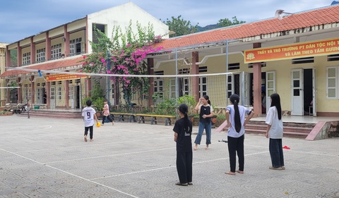 Bị tố tuyển sinh sai, hiệu trưởng trường phổ thông dân tộc nội trú nói gì?- Ảnh 3. Học sinh Trường Phổ thông dân tộc nội trú THCS Mường Lát, Thanh Hóa vui chơi ở sân trường - Ảnh: HÀ ĐỒNG