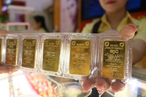 Giá vàng sập mạnh sau tin SJC, DOJI... bị thanh tra- Ảnh 1. Giá vàng sập mạnh sau khi Ngân hàng Nhà nước công bố quyết định thanh tra thị trường vàng - Ảnh: NGỌC PHƯỢNG