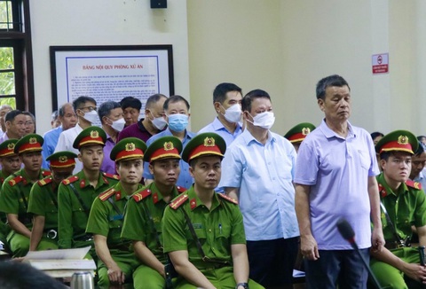 Nhận 'quà Tết' 5 tỉ, cựu bí thư Lào Cai Nguyễn Văn Vịnh bị đề nghị 5-6 năm tù- Ảnh 2. Các bị cáo tại tòa - Ảnh: MINH ĐỨC