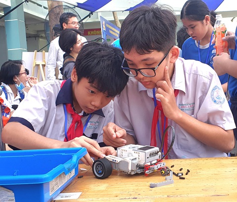 Học sinh và giáo viên hào hứng tham gia ngày hội STEAM- Ảnh 3. Học sinh lắp ráp robot tại ngày hội - Ảnh: HOA BÔNG