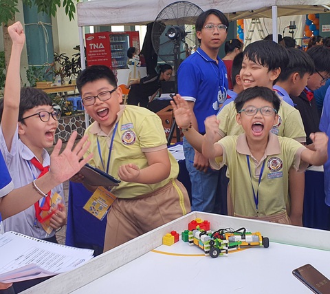 Học sinh và giáo viên hào hứng tham gia ngày hội STEAM- Ảnh 4. Khu vực thi đấu robotics rất sôi động và gay cấn - Ảnh: HOA BÔNG