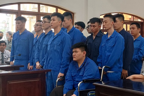 Kẻ bắn chết người giữa trung tâm TP Biên Hòa lãnh án chung thân- Ảnh 1. Các bị cáo trong vụ bắn chết nam thanh niên giữa trung tâm TP Biên Hòa, tỉnh Đồng Nai gây xôn xao dư luận - Ảnh: A.B.