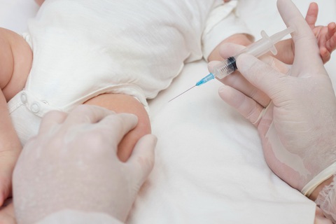 Phòng viêm phổi, viêm màng não cho trẻ- Ảnh 2. Tiêm chủng cho trẻ nhỏ giúp phòng hai căn bệnh viêm phổi và viêm màng não cho trẻ ở giai đoạn đầu đời. Ảnh: Shutterstock