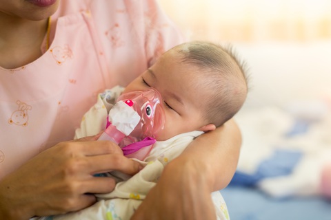 Phòng viêm phổi, viêm màng não cho trẻ- Ảnh 1. Viêm phổi là nguyên nhân gây tử vong hàng đầu ở trẻ nhỏ. Ảnh: Shutterstock