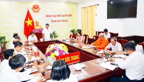 Lắng nghe để nâng chất lượng ngành điện- Ảnh 1. Đoàn đại biểu Quốc hội tỉnh Sóc Trăng đề nghị Công ty Điện lực Sóc Trăng quan tâm đến an sinh xã hội, đẩy mạnh công tác tuyên truyền sử dụng điện an toàn, tiết kiệm điện và hiệu quả.