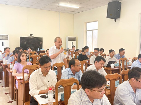 Lắng nghe để nâng chất lượng ngành điện- Ảnh 2. Đại diện Công ty Điện lực Bình Phước trả lời ý kiến của cử tri trên địa bàn
