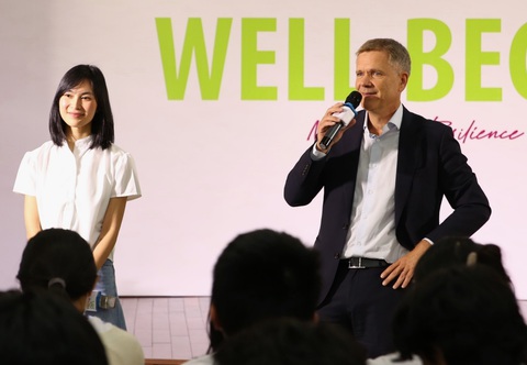 Hướng nghiệp cho con thế nào trong kỷ nguyên AI?- Ảnh 2. Ông Gilles Mahe và Helly Tống chia sẻ cùng học sinh Trường Quốc tế Việt Úc (VAS)