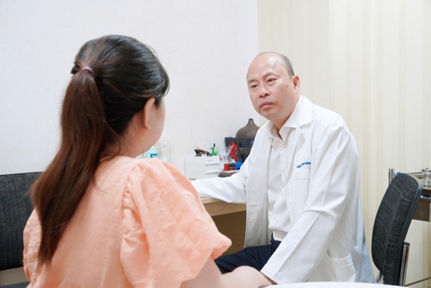 Hợp tác cùng chuyên gia, nâng cao chất lượng khám chữa bệnh- Ảnh 1. TS BS Lê Quang Thanh trực tiếp thăm khám cho bệnh nhân tại Bệnh viện Đồng Nai -2
