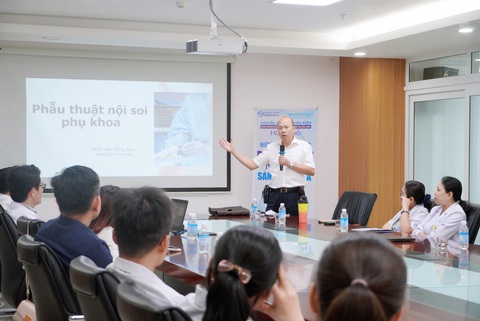 Hợp tác cùng chuyên gia, nâng cao chất lượng khám chữa bệnh- Ảnh 3. Ts Bs Lê Quang Thanh cùng trao đổi, thảo luận với các bác sĩ Bệnh viện