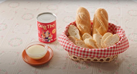 Bánh mì chấm sữa - nét văn hóa ẩm thực Việt- Ảnh 1. Bánh mì chấm sữa Ông Thọ gắn liền với tuổi thơ của bao thế hệ