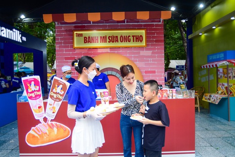 Bánh mì chấm sữa - nét văn hóa ẩm thực Việt- Ảnh 4. Bánh mì chấm sữa - nét văn hóa ẩm thực Việt- Ảnh 4.