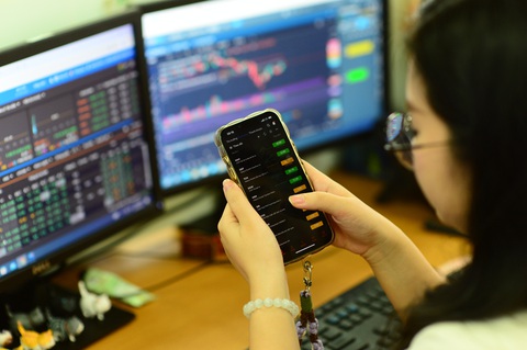 Sáng giảm, chiều bất ngờ tăng lại, chứng khoán đóng cửa cao nhất 7 tuần- Ảnh 1. Chứng khoán đảo chiều tăng trở lại trong phiên giao dịch chiều nay - Ảnh: QUANG ĐỊNH